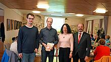 Anja Siedle, Vorsitzende des Sportverbands Furtwangen, ehrt gemeinsam mit ihrem Stellvertreter Bernd Dorer (links) Langläufer Holger ...