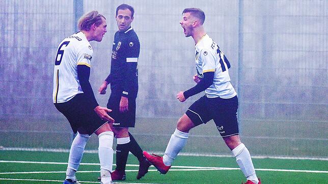 Die Schönwälder Luca Schmid (links) und Claudius Hilser bejubeln die 1:0-Führung ihrer Elf in Brigachtal. Nach 90 Minuten nahm Schönwald ...