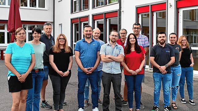 Die Initiatoren und Interessierten an einem Schulförderverein für Orsingen-Nenzingen stehen im Schulhof zusammen. Sie wollen sich bald ...