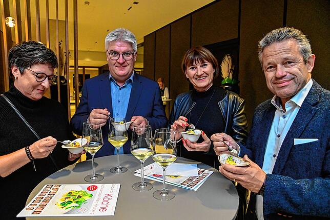 Einen kulinairsch gelungenen Abend genießen Nicole Wenker (von links), Rolf Schumpp, Sigrid Reichmann und Marc Recktenwald.