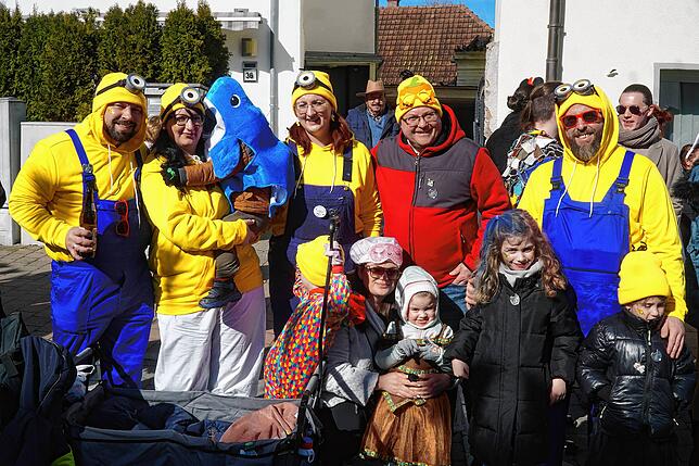 Diese Umzuggäste haben Spaß: Als Minions verkleidet zeigt sich die Gruppe im Einheitskostüm.
