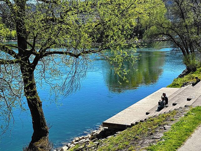 Während die Natur an Land zu blühen beginnt, zieht sich das Wasser im Flussbett immer weiter zurück. Hier eine Aufnahme in Bad Säckingen.