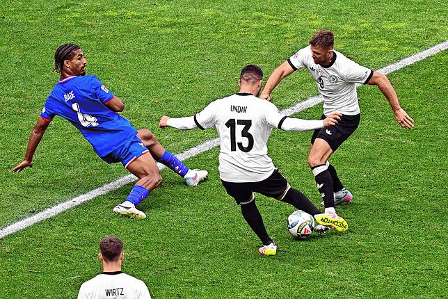 Deutschlands Spieler Deniz Undav (M) und Niclas Füllkrug (r) behindern sich gegenseitig beim Torschuss. Links Frankreichs Loic Badé.