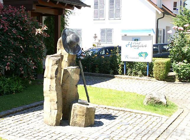 Als wäre er nur eingekehrt: Hut, Stock und Buch, die Insignien des Pfarrers Heinrich Hansjakob vor dem gleichnamigen Hotel.