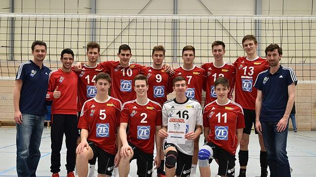 Der Württembergische U-20-Meister VfB Friedrichshafen mit (hinten, links): Ko-Trainer Artur Karczynlsi und Trainer Adrian Pfleghar ...