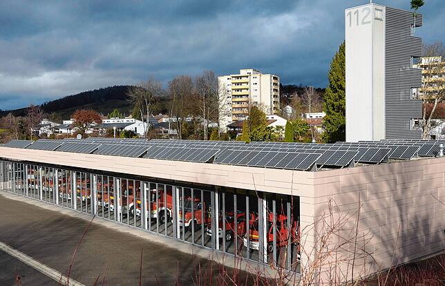 Photovoltaik auf dem Dach des Feuerwehrhauses: Die Umweltgruppe will den beschleunigten Ausbau städtischer PV-Projekte. Auch dadurch ...