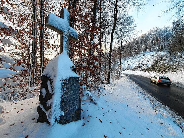 Vergessen, wie unter einer Decke Schnee: Das so genannte Polenkreuz an der Straße von Owingen Richtung Taisersdorf. Über Monika Rinderle ...
