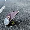 Das abgebrochene Skateboard liegt nach dem tödlichen Unfall in Erlinsbach (Kanton Aargau) auf der Straße.