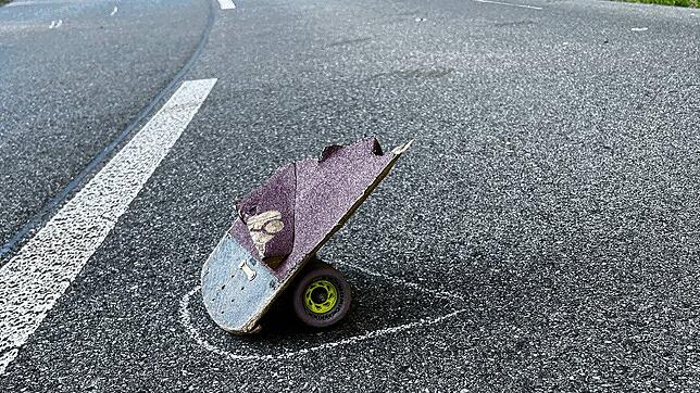 Das abgebrochene Skateboard liegt nach dem tödlichen Unfall in Erlinsbach (Kanton Aargau) auf der Straße.