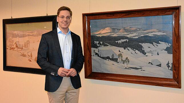 Kunsthistoriker Mark Hesslinger mit einem Werk von Karl Biese.