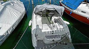 Das Sportboot droht am Freitag, 29. August, durch den Wassereinbruch zu sinken. Die Feuerwehrleute können das aber verhindern.