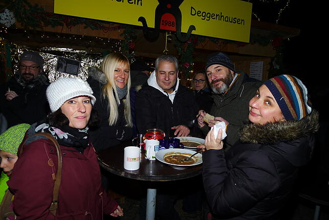 Bild 12: Bilderstory: Kulinarische Genüsse und eine besinnliche Atmosphäre locken viele Besucher auf den Nikolausmarkt in Wittenhofen