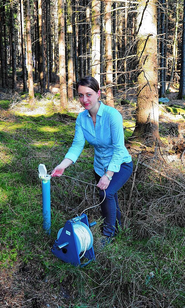 Unser Archivbild aus dem Jahr 2017 zeigt Martina Dannecker vom Amt für Wasser- und Bodenschutz bei der Kontrolle des Grundwasserstandes ...