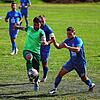 In der Szene setzt sich Peter Bächle (FC Furtwangen, links) gegen die dominanten Platzherren durch. Dennoch kann der FC seine Chancen ...