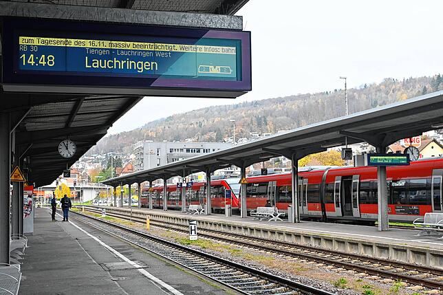 Die Laufschrift auf den Anzeigetafeln am Bahnhof in Waldshut zeigt das Offensichtliche: „Der Bahnverkehr ist bis Tagesende massiv ...