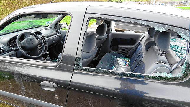 Warum stehen Schrottautos manchmal sehr lange auf öffentlichen Parkplätzen, wie jetzt an der Autobahnauffahrt bei Geisingen? Bei dem ...