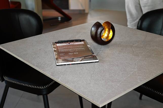 Fliesen dienen als Tischplatten für die Café-Tische und auch als Klemmbretter für die Speisen- und Getränkekarten.
