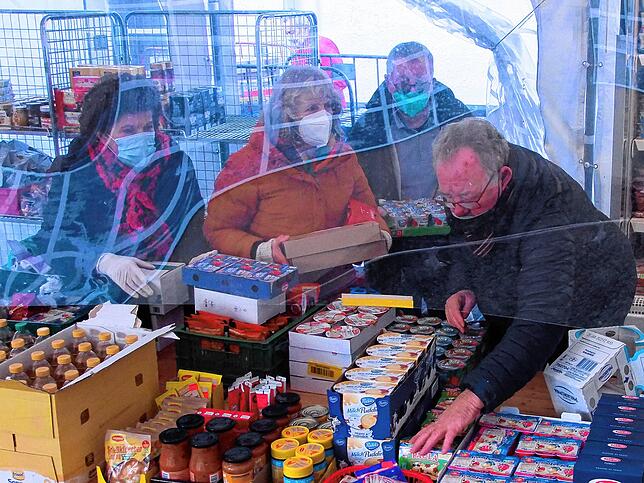 Hildegard Gallenschütz (v.l.), Susanne Hiltner, Horst Langer und Heiner Kratt bereiten die Lebensmittel-Spenden für den Verkauf vor.