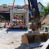 Mensch und Maschine müssen für die neue Bahnunterführung in der Engener Ballenbergstraße gut zusammenarbeiten. Denn bei den Arbeiten ...