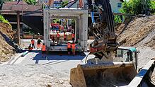 Mensch und Maschine müssen für die neue Bahnunterführung in der Engener Ballenbergstraße gut zusammenarbeiten. Denn bei den Arbeiten ...