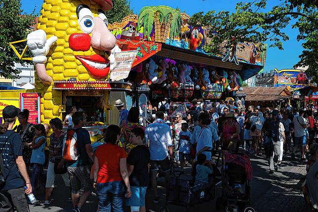 Bild 6: Seehasenfest 2022: Besucher freuen sich über den Rummel