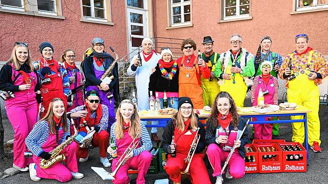 Diese Fasnächtler des Musikvereins Gurtweil sorgten zusammen mit vielen anderen Gurtweiler Narren für einen glückseligen Schmutzigen ...
