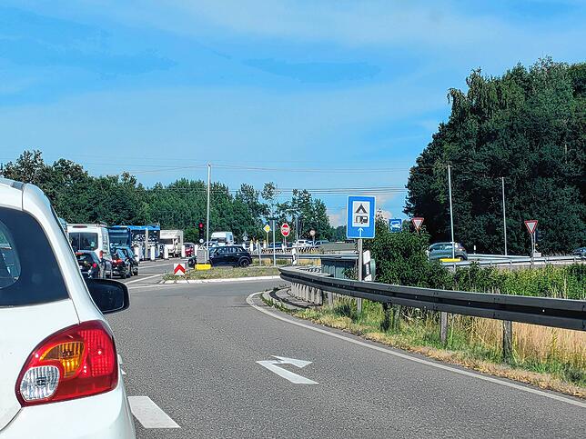 Auf der L180 regeln seit 1. Juli Ampeln den Verkehrsfluss.