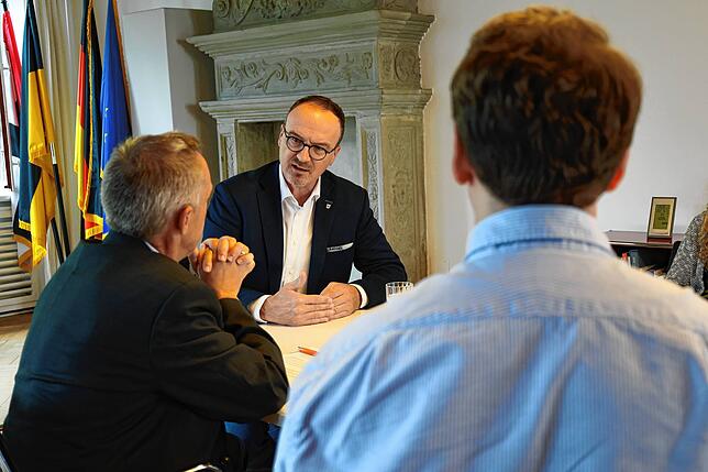 Im Sommerinterview steht der Konstanzer Oberbürgermeister Uli Burchardt (r.) den SÜDKURIER-Redakteuren Jörg-Peter Rau (l.) und Simon ...