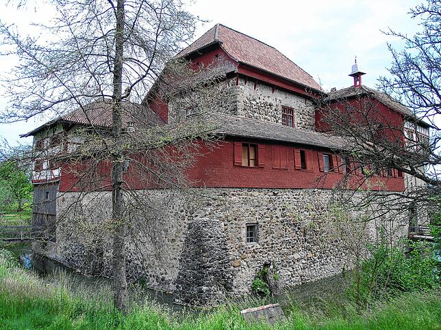 Burg Hagenwil im Thurgau ist ein Beispiel für eine kleinere Adelsburg.