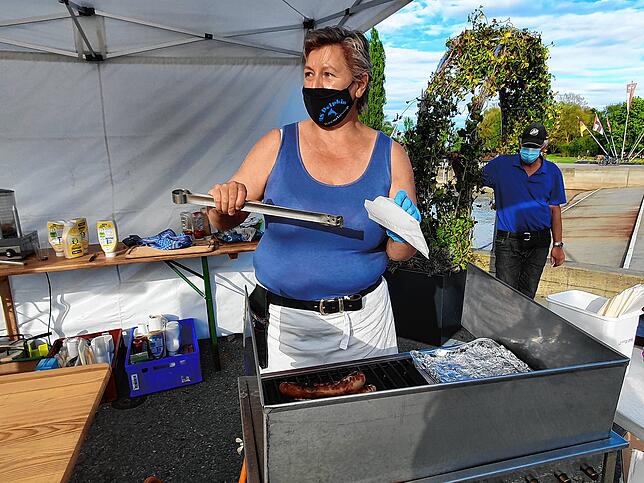 Bild 13: Eine unsichtbare Linie macht den großen Unterschied: Grillparty und Sorgenfreiheit in der Schweiz, Abstand und Kleingruppen in Deutschland. Hielten sich die Konstanzer dennoch an die Corona-Regeln?