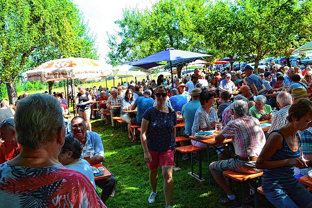 Schon am vergangenen Sonntagmorgen füllten sich rasch die Besucherreihen unter den schattenspendenden Obstbäumen beim Walterfest in ...