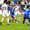 Daniel Caligiuri (am Ball) kämpft sich durch. Oft kamen die Villinger nicht durch die Ravensburger Abwehrreihe.