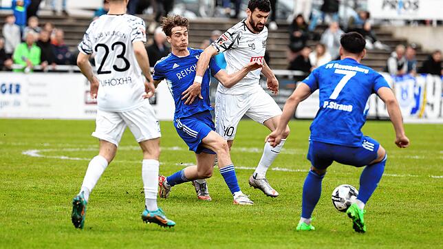 Daniel Caligiuri (am Ball) kämpft sich durch. Oft kamen die Villinger nicht durch die Ravensburger Abwehrreihe.