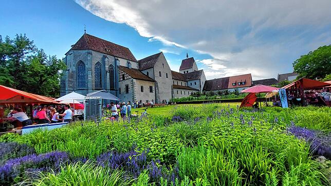 17 Stände lockten am Wochenende die Besucherinnen und Besucher in den Klostergarten auf der Reichenau.