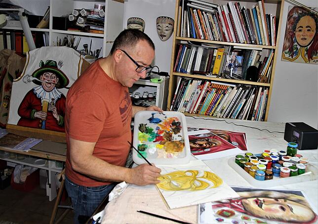 Elmar Dold malt gerne mit kräftigen Farben, was seine Bilder verdeutlichen.