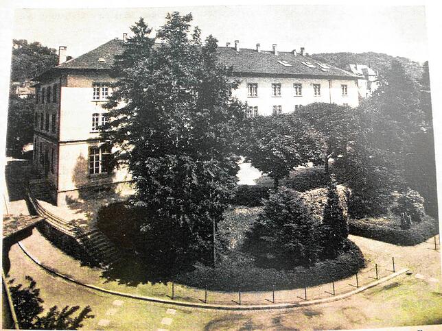 Das Kornhaus in Waldshut, wie es sich während der 1980er-Jahre präsentierte. Rechts die Zufahrt zum einstigen Weinkeller Walde