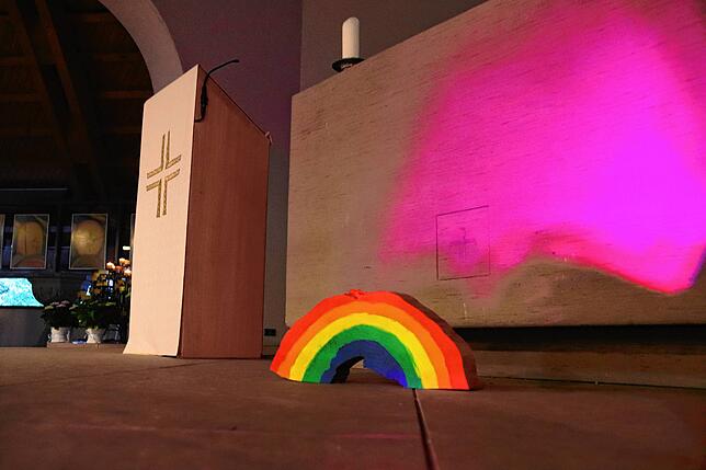 Ein hölzerner Regenbogen vor dem Altar der Kirchengemeinde St. Peter und Paul in Litzelstetten.