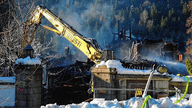 Das Gebäude wurde komplett zerstört. Ein Bagger riss die Gebäudeteile ab, damit die Feuerwehr die letzten Glutnester löschen konnte.