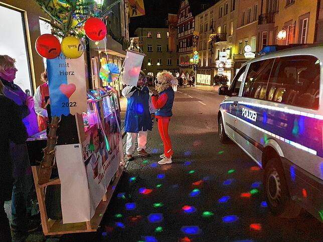 Bild 3: Spontan-Hänselejuck sorgt für besondere Moment am Fastnachtssamstag: Rund 400 Besucher in der Stadt