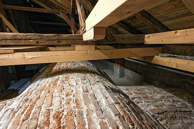 Das Gewölbe über den Seitengängen des Münsters. Die im 16. Jahrhundert gebauten Konstruktionen benötigten keine nennenswerten ...