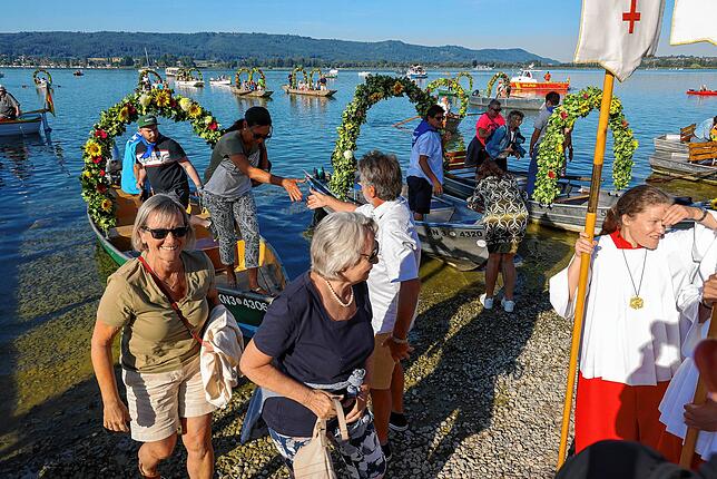 Bild 2: Die Mooser Wasserprozession wird zum Publikumsmagneten am Hausherrenfest