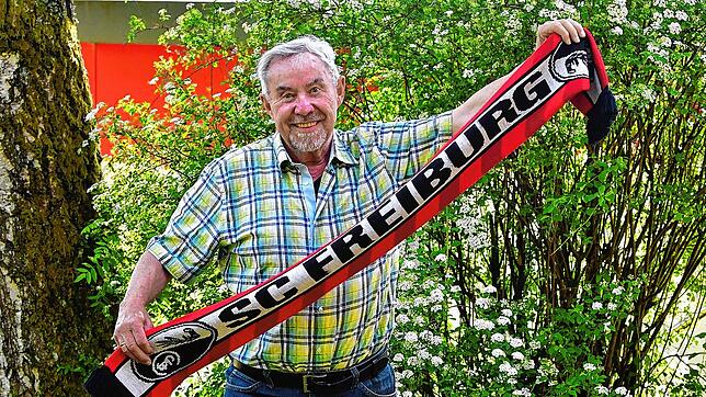 Richtung Champions League: Hermann Burger (80) aus Rickenbach besitzt seit 30 Jahren eine Dauerkarte beim SC Freiburg. Klar, dass er am ...