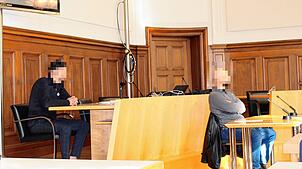 Angeklagte beim Prozess vor dem Landgericht Rottweil: Die beiden Männer aus dem Schwarzwald-Baar-Kreis sollen ihrem Opfer gedroht haben, ...