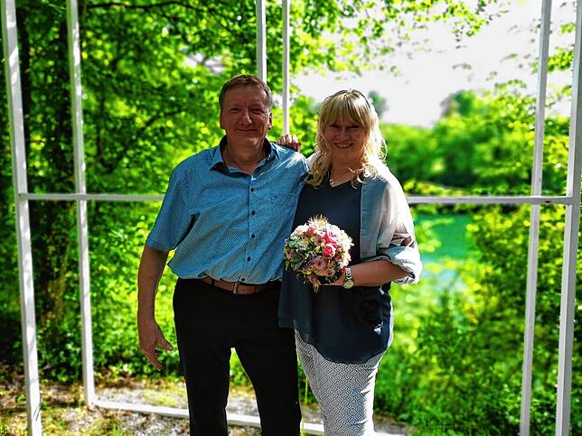 Lothar Burkhard-Wehrle und Sabine Geiger bei ihrer Trauung am Rhein.