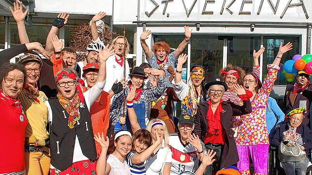 Der Schmutzige Donnerstag 2019: Die Mitarbeiter des Pflegezentrums St. Verena stehen vor dem Café. Sie stellen jedes Jahr ein Programm ...