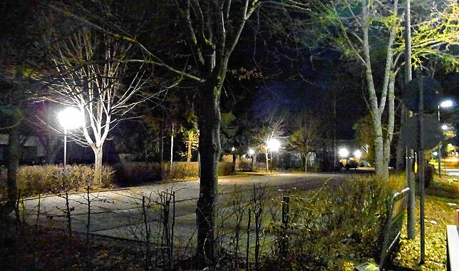 Sonntagnacht ist der leere Parkplatz der Agentur für Arbeit erleuchtet.