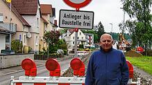 Karl Schmid, der die Gaststätte „Schmids Auszeit“ und den Markt Stangen Schmid betreibt, kritisiert die Umleitung, die wegen der ...