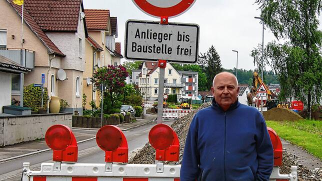 Karl Schmid, der die Gaststätte „Schmids Auszeit“ und den Markt Stangen Schmid betreibt, kritisiert die Umleitung, die wegen der ...