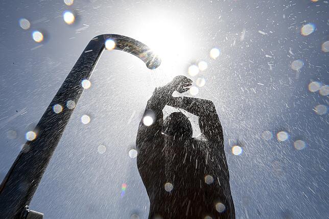 Nach dem Sonnenbaden sollten sich Schwimmer erst langsam unter einer Dusche abkühlen, bevor sie ins kalte Wasser springen. Das schont ...