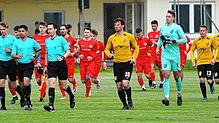 Die Mannschaft des FC Gutmadingen in gelb und des FC Bad Dürrheim in rot marschieren auf den Platz
